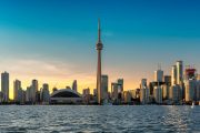 Pohled na město Toronto přes jezero Ontario, Kanada