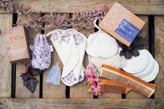 Menstruační kalíšek, látkové vložky a odličovací tampony