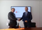 Ředitel CzechInvestu Patrik Reichl a rektor VŠCHT Pavel Matějka podepisují memorandum o vzájemné spolupráci