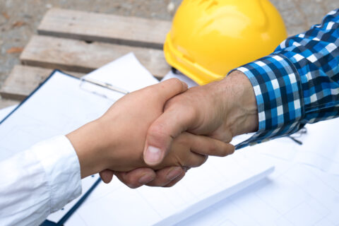 Smlouva o dílo a podané ruce nad papíry, Ilustrační fotografie