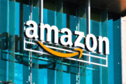 Logo firmy Amazon na budově, ilustrační fotografie