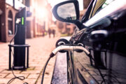 Ilustrační fotografie nabíjení elektromobilu