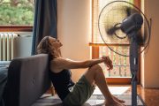 Ilustrační fotografie ženy sedící ve vedru u větráku