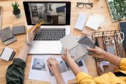 Ilustrační fotografie designerů navrhujících byt