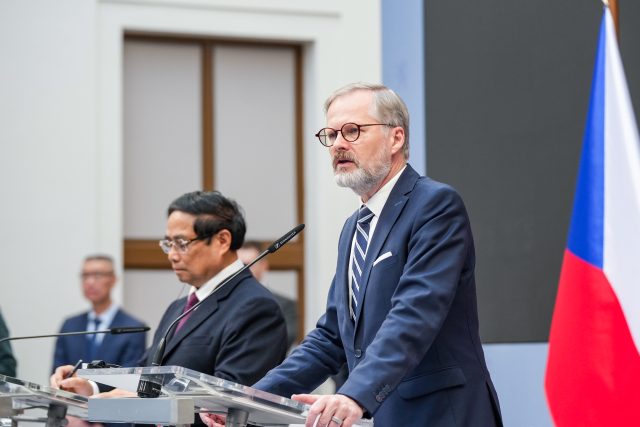 Premiér Fiala na tiskové konferenci se svým vietnamským protějškem