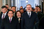 Premiér Fiala se svým vietnamským protějškem a doprovodem