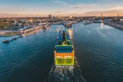 Nákladní loď vplouvající do přístavu v Tallinnu v Estonsku, ilustrační fotografie