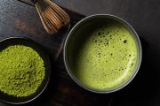 Ilustrační obrázek prášku matcha a čaje matcha