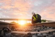 Ilustrační fotografie drážního inspektora kontrolujícího koleje
