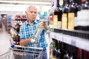 Ilustrační fotografie staršího muže nakupujícího alkohol