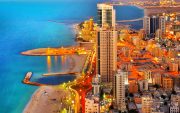 Panorama města Adžmán ve Spojených arabských emirátech