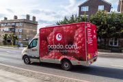 Rozvážkové auto online supermarketu Ocadu v Británii, ilustrační fotografie