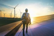 Ilustrační fotografie technika na fotovoltaické elektrárně