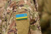 Ilustrační fotografie vojenské uniformy s rwandskou vlajkou