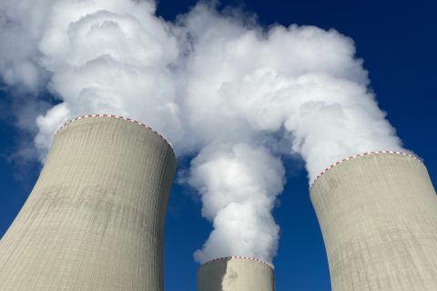 Ilustrační fotografie chladicích věží jaderné elektrárny