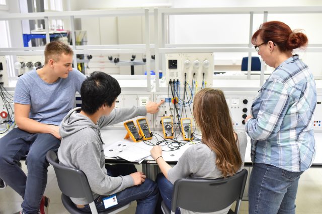 Ilustrační fotografie učňů v laboratoři