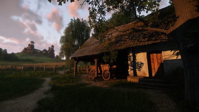 Pohled na hrad Trosky z vesnice Troskovice při západu slunce ve hře KCD II