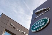 Ilustrační fotografie firmy s logy Jaguar a Land Rover