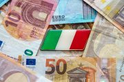 Ilustrační fotografie eur a italské vlajky