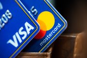 Ilustrační fotografie platebních karet Visa a Mastercard