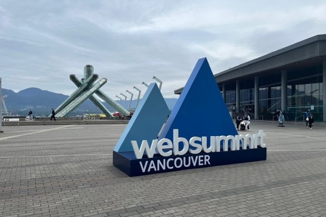 Fotografie venkovního loga Web Summitu Vancouver 2025