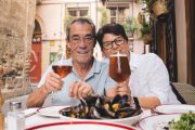 Ilustrační fotografie španělských seniorů v restauraci