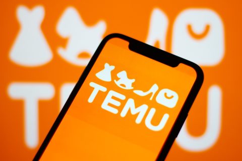Ilustrační fotografie loga Temu na mobilu