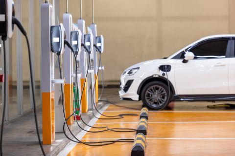 Ilustrační fotografie nabíjení elektromobilu