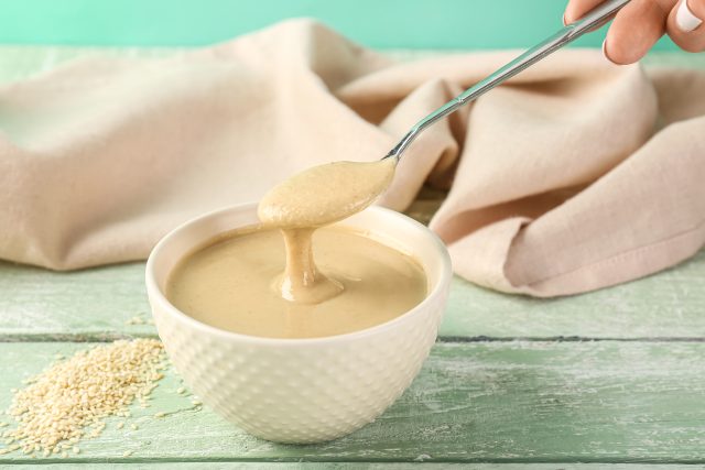 Ilustrační fotografie tahini pasty v misce