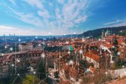 Pohled na Prahu z pražského Hradu, panorama s typickými červenými střechami