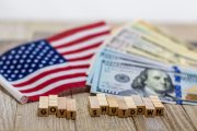 Ilustrační fotografie americké vlajky, dolaru a písmen shutdown