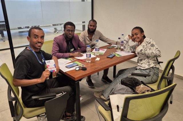 Fotografie týmu soutěžícího na hackathonu v Addis Abebě