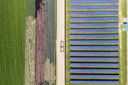 Ilustrační fotografie pole a solární elektrárny