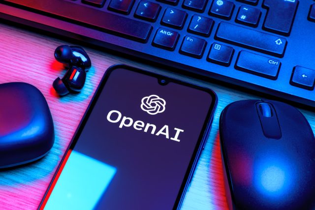 Ilustrační fotografie mobilu s openAI