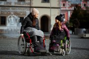 Fotografie vozíčkářů v návlecích