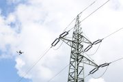 Fotografie dronu a elektrického vedení