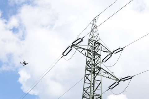 Fotografie dronu a elektrického vedení