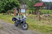 Fotografie motorky u zajímavého místa