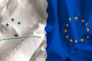 Ilustrační fotografie vlajek Mercosur a EU
