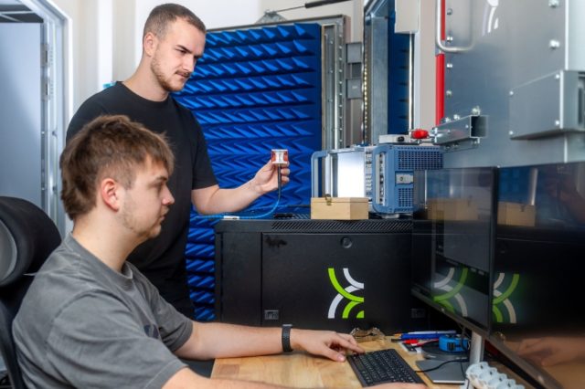 Fotografie studentů v laboratoři