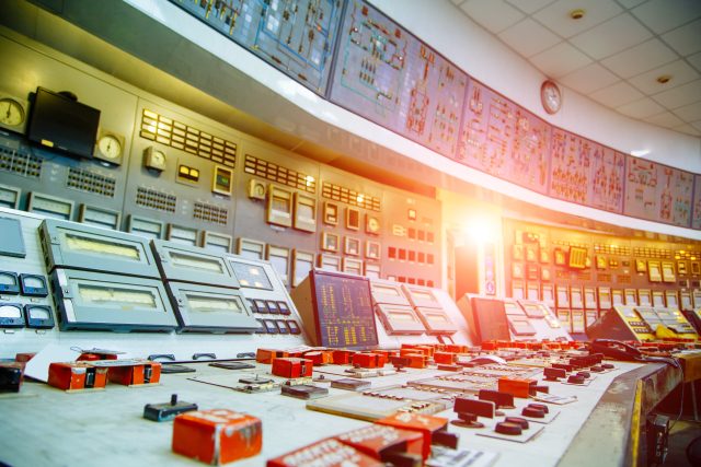Ilustrační fotografie kontrolního panelu jaderné elektrárny