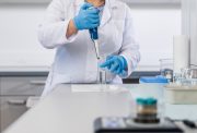 Fotografie vědce v laboratoři