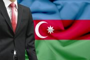 Ilustrační fotografie byznysmena a vlajky Ázerbájdžánu