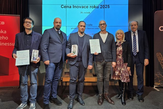 Fotografie týmu oceněného za antikorozní přísadou