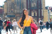Fotografie turistky pózující v Praze