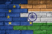 Ilustrační fotografie vlajek Indie a EU