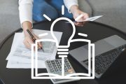 Žena (v záběru pouze ruce) vyplňuje formulář, zároveň kontroluje účtenku. Na stole vedle formuláře je počítač a kalkulačka.