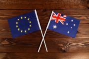 Ilustrační fotografie vlajek Austrálie a Evropské unie