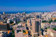 Letecký pohled na Dakar, hlavní město Senegalu. V pozadí Atlantský oceán