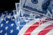 Obrázek americké vlajky a dolarů, přes ně jde graf